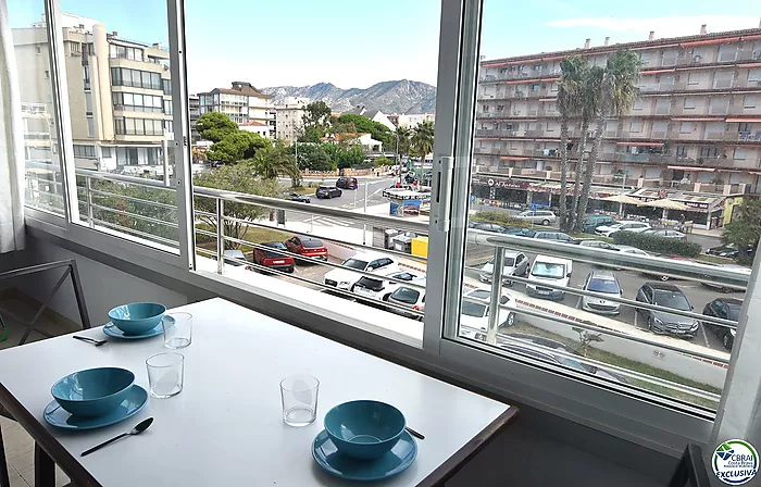 Apartamento, en Roses, en primera linea de mar con piscinas comunitarias.