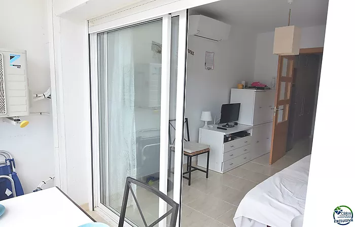 Apartamento, en Roses, en primera linea de mar con piscinas comunitarias.