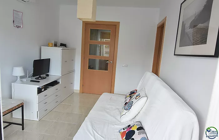 Apartamento, en Roses, en primera linea de mar con piscinas comunitarias.