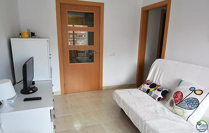 Apartamento, en Roses, en primera linea de mar con piscinas comunitarias.