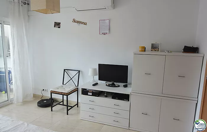 Apartamento, en Roses, en primera linea de mar con piscinas comunitarias.