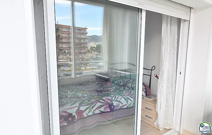 Appartement, à Roses, en bord de mer avec piscines communautaires.