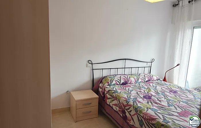 Apartamento, en Roses, en primera linea de mar con piscinas comunitarias.