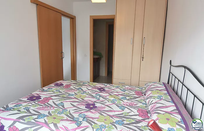 Apartamento, en Roses, en primera linea de mar con piscinas comunitarias.