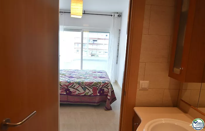 Apartamento, en Roses, en primera linea de mar con piscinas comunitarias.