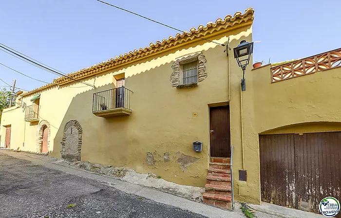 Grande maison de village au cœur de Palau Saverdera.