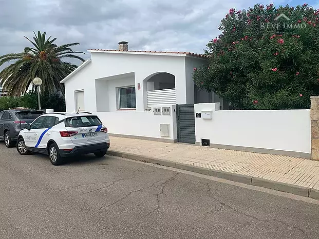 Excepcional villa de una planta con piscina y amarre de 15 m en Santa Margarita Rosas