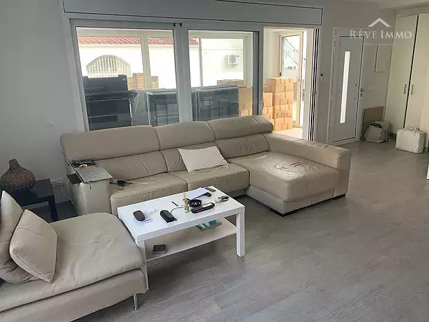 Excepcional villa de una planta con piscina y amarre de 15 m en Santa Margarita Rosas