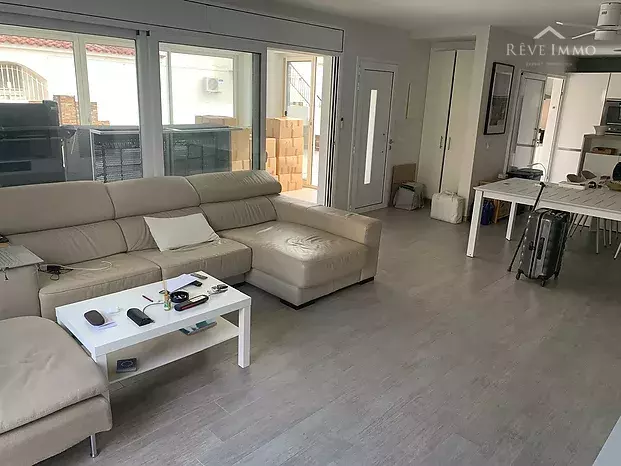 Excepcional villa de una planta con piscina y amarre de 15 m en Santa Margarita Rosas