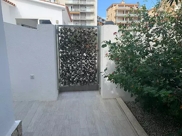 Excepcional villa de una planta con piscina y amarre de 15 m en Santa Margarita Rosas