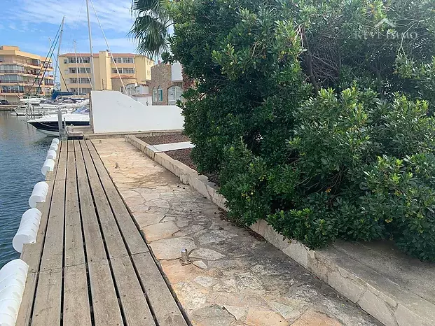 Excepcional villa de una planta con piscina y amarre de 15 m en Santa Margarita Rosas