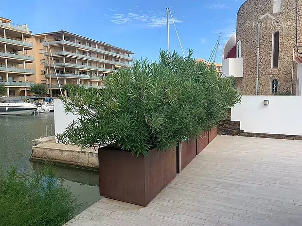 Excepcional villa de una planta con piscina y amarre de 15 m en Santa Margarita Rosas