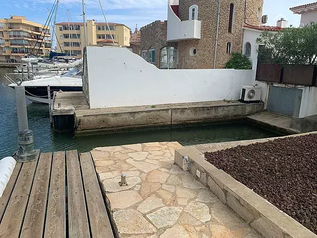 Excepcional villa de una planta con piscina y amarre de 15 m en Santa Margarita Rosas