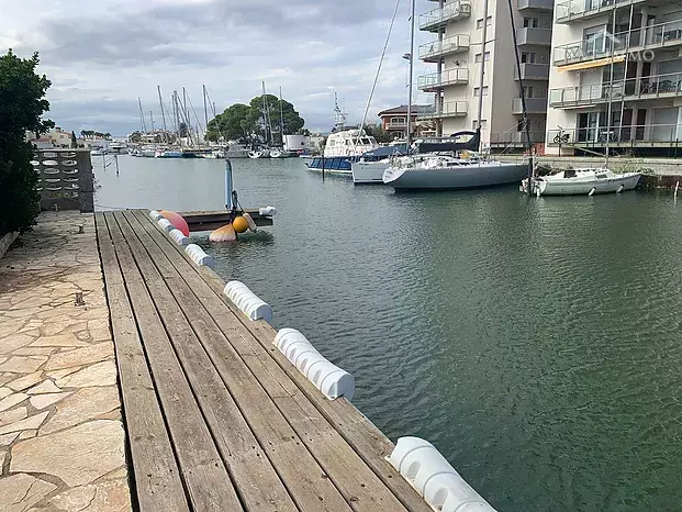 Excepcional villa de una planta con piscina y amarre de 15 m en Santa Margarita Rosas