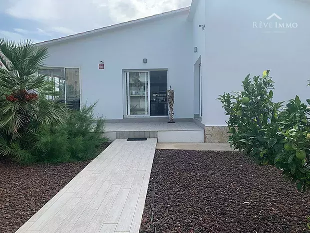 Excepcional villa de una planta con piscina y amarre de 15 m en Santa Margarita Rosas