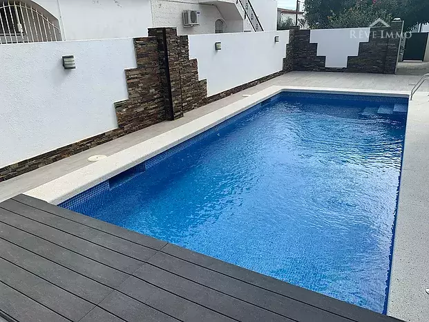 Excepcional villa de una planta con piscina y amarre de 15 m en Santa Margarita Rosas