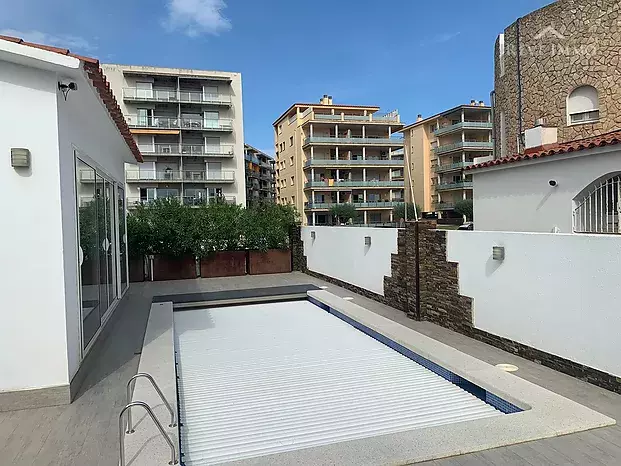 Excepcional villa de una planta con piscina y amarre de 15 m en Santa Margarita Rosas