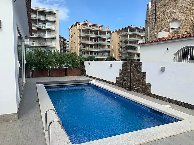 Excepcional villa de una planta con piscina y amarre de 15 m en Santa Margarita Rosas