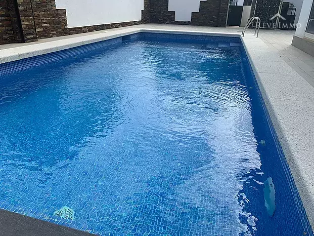 Excepcional villa de una planta con piscina y amarre de 15 m en Santa Margarita Rosas