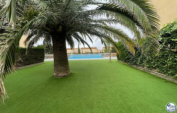 Appartement d'une chambre dans un bel immeuble avec jardin, piscine et parking