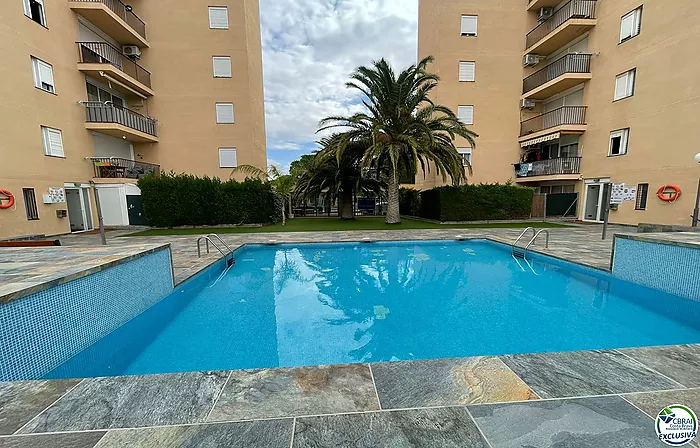 Appartement d'une chambre dans un bel immeuble avec jardin, piscine et parking