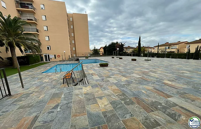 Appartement d'une chambre dans un bel immeuble avec jardin, piscine et parking