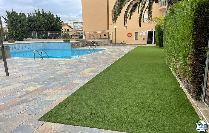 Appartement d'une chambre dans un bel immeuble avec jardin, piscine et parking