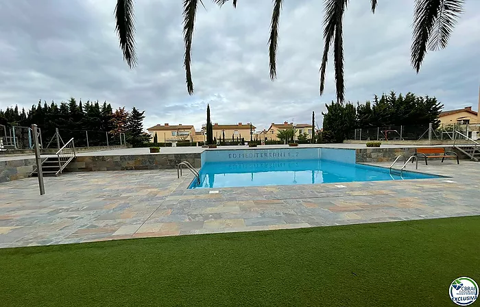 Appartement d'une chambre dans un bel immeuble avec jardin, piscine et parking