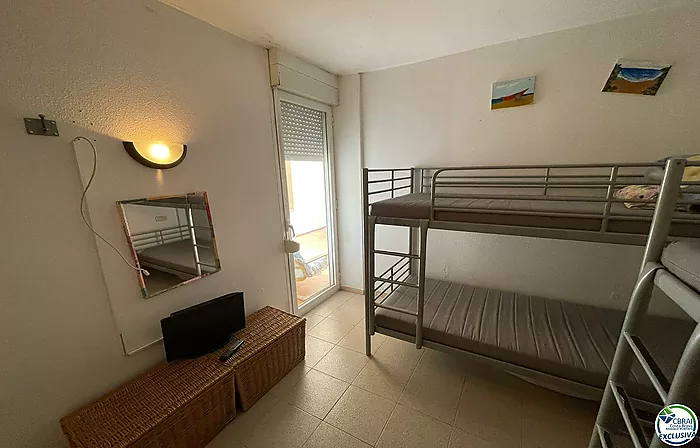 Appartement d'une chambre dans un bel immeuble avec jardin, piscine et parking