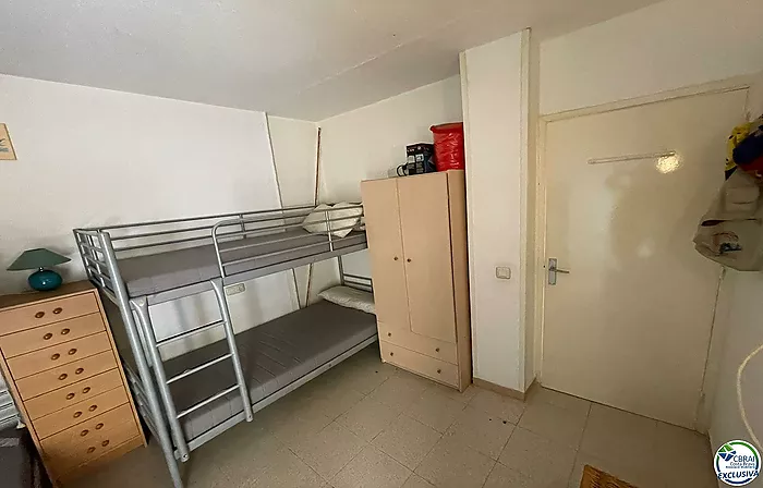 Appartement d'une chambre dans un bel immeuble avec jardin, piscine et parking