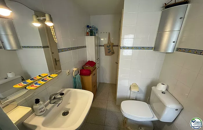 Appartement d'une chambre dans un bel immeuble avec jardin, piscine et parking