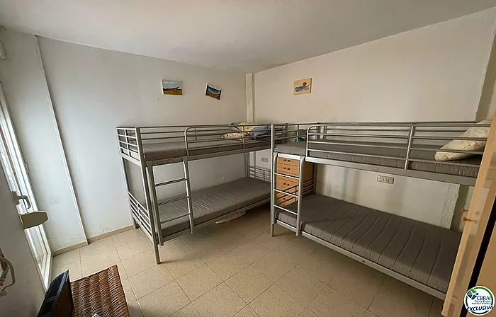 Appartement d'une chambre dans un bel immeuble avec jardin, piscine et parking