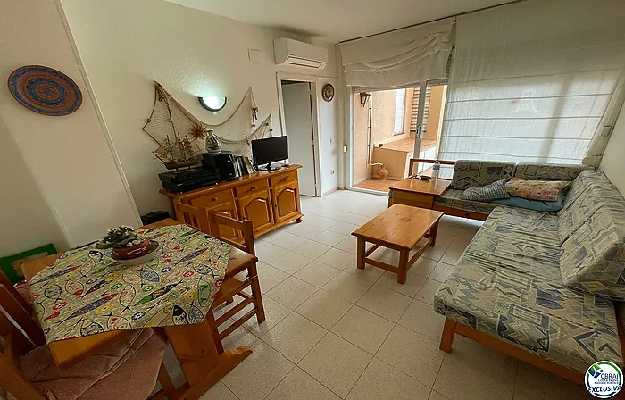 Appartement d'une chambre dans un bel immeuble avec jardin, piscine et parking