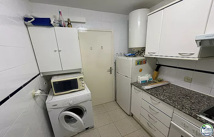 Appartement d'une chambre dans un bel immeuble avec jardin, piscine et parking