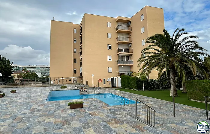 Appartement d'une chambre dans un bel immeuble avec jardin, piscine et parking