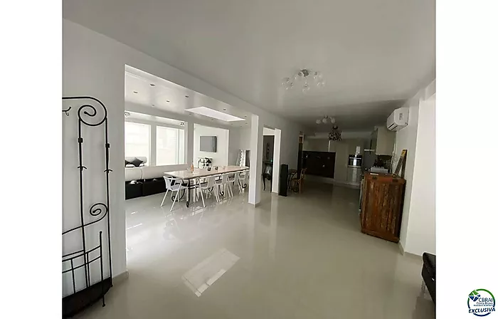 Empuriabrava hermosa casa moderna con piscina y amarre cerca de la playa, sala de estar de 99 m2