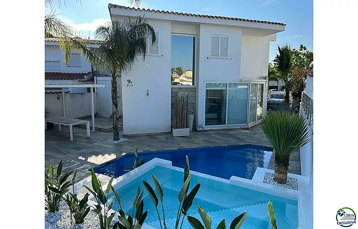 Empuriabrava hermosa casa moderna con piscina y amarre cerca de la playa, sala de estar de 99 m2