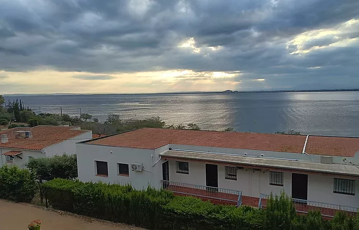 Apartamento de ensueño con vistas panorámicas a la bahía y al puerto de las Rosas