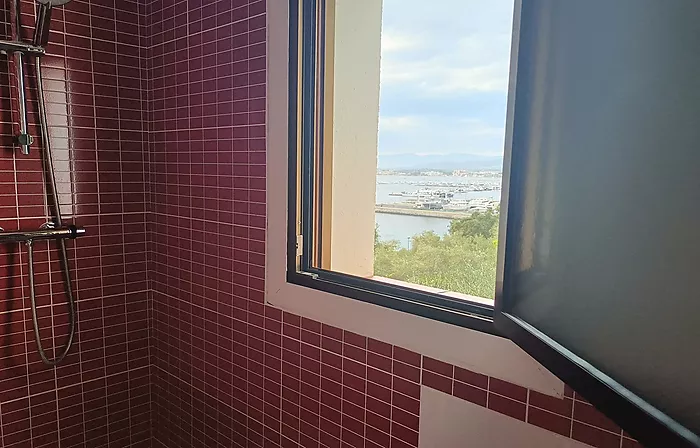 Apartamento de ensueño con vistas panorámicas a la bahía y al puerto de las Rosas