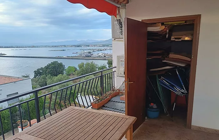 Apartamento de ensueño con vistas panorámicas a la bahía y al puerto de las Rosas