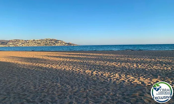 Appartement en bord de mer à Santa Margarita Roses avec licence de location touristique.