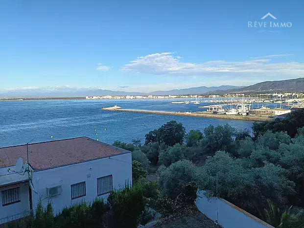 Apartamento de ensueño con vistas panorámicas a la bahía y al puerto de las Rosas