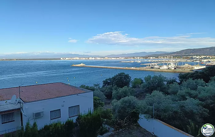 Apartamento de ensueño con vistas panorámicas a la bahía y al puerto de las Rosas