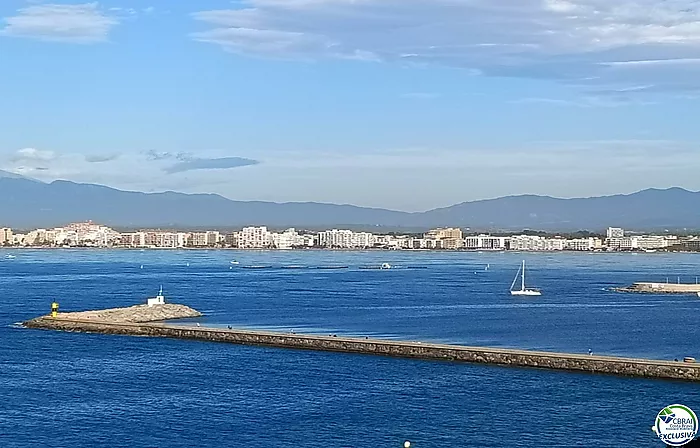 Apartamento de ensueño con vistas panorámicas a la bahía y al puerto de las Rosas