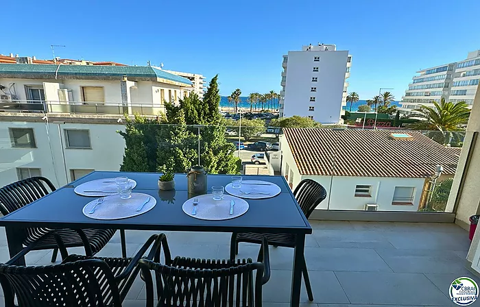 APPARTEMENT SPECTACULAIRE À 120 METRES DE LA MER AVEC PISCINE À SANTA MARGARITA, ROSES