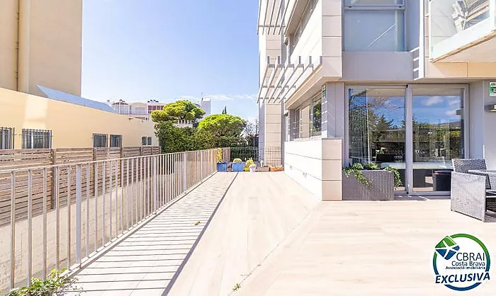 CLOT DELS FRANQUETS Rez-de-chaussée avec 3 chambres avec 224 m2 de terrasse et jardin à 200m de la plage