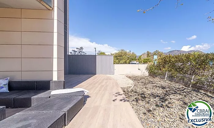 CLOT DELS FRANQUETS Rez-de-chaussée avec 3 chambres avec 224 m2 de terrasse et jardin à 200m de la plage