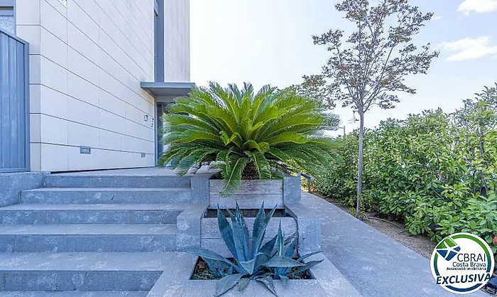 CLOT DELS FRANQUETS Rez-de-chaussée avec 3 chambres avec 224 m2 de terrasse et jardin à 200m de la plage