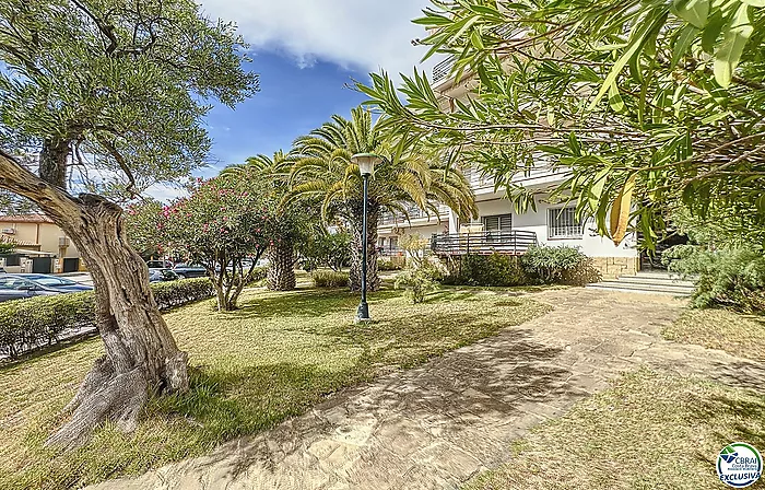 CÓMODO APARTAMENTO VISTA  A LA MONTAÑA CON TERRAZA Y ESTACIONAMIENTO