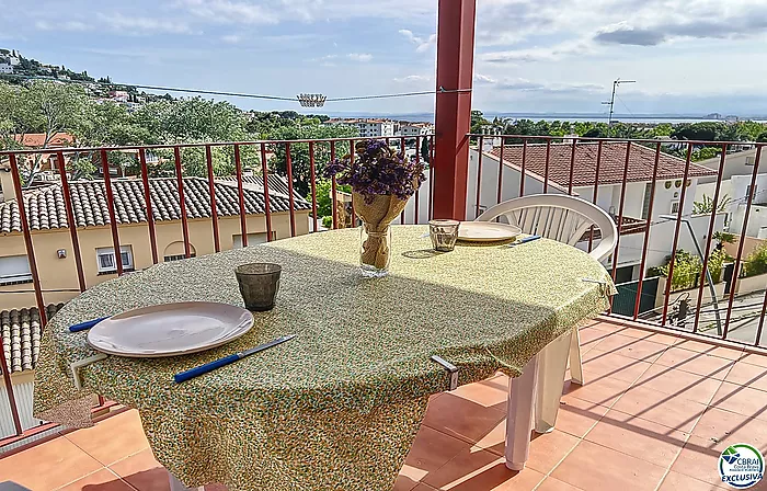 APARTAMENTO DE 2 DORMITORIOS, VISTA AL MAR, PISCINA Y PARKING